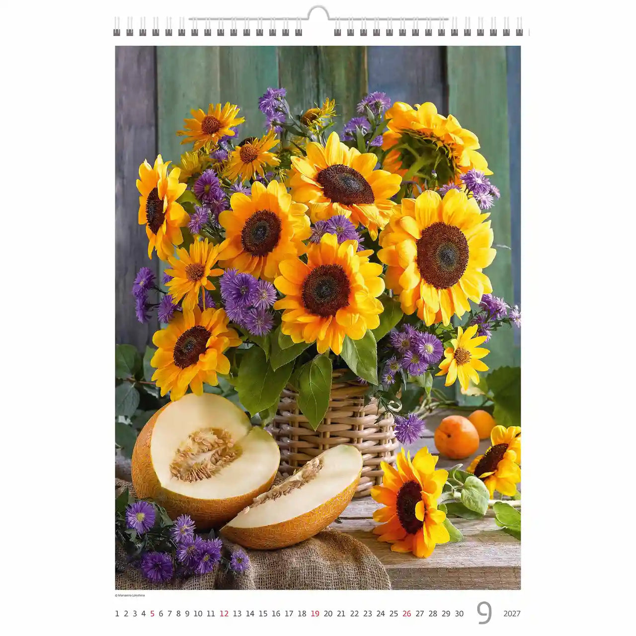Kalenderpagina met een bloemstuk met zonnebloemen en paarse bloemen, samen met meloenen op een houten oppervlak.