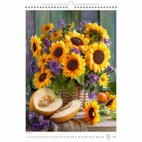 Kalenderpagina met een bloemstuk met zonnebloemen en paarse bloemen, samen met meloenen op een houten oppervlak.