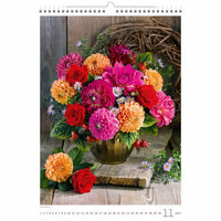Bloemstuk met kleurrijke bloemen op een houten oppervlak, met een kalender voor november 2017.