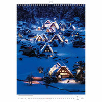 Met sneeuw bedekt dorp bij nacht met verlichte huizen, waarschijnlijk afkomstig van een kalender.