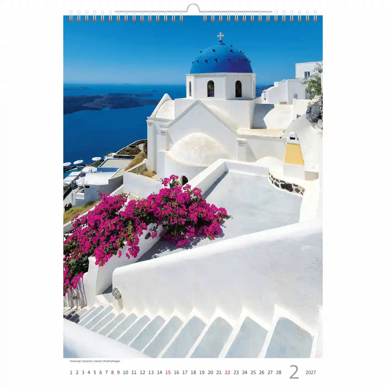 Kalenderpagina met een schilderachtig uitzicht op een kerk met blauwe koepels en witte gebouwen in Santorini, Griekenland.