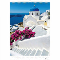 Kalenderpagina met een schilderachtig uitzicht op een kerk met blauwe koepels en witte gebouwen in Santorini, Griekenland.