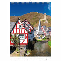 Kalender met een pittoresk dorpsgezicht met maisons in colombages en een fleuve in Duitsland.