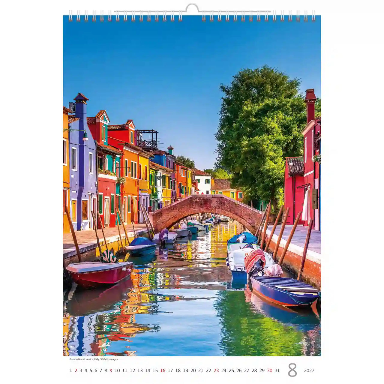 Kalender met uitzicht op Burano, Italië, met kleurrijke huizen en boten aan een gracht.