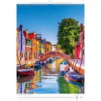 Kalender met uitzicht op Burano, Italië, met kleurrijke huizen en boten aan een gracht.
