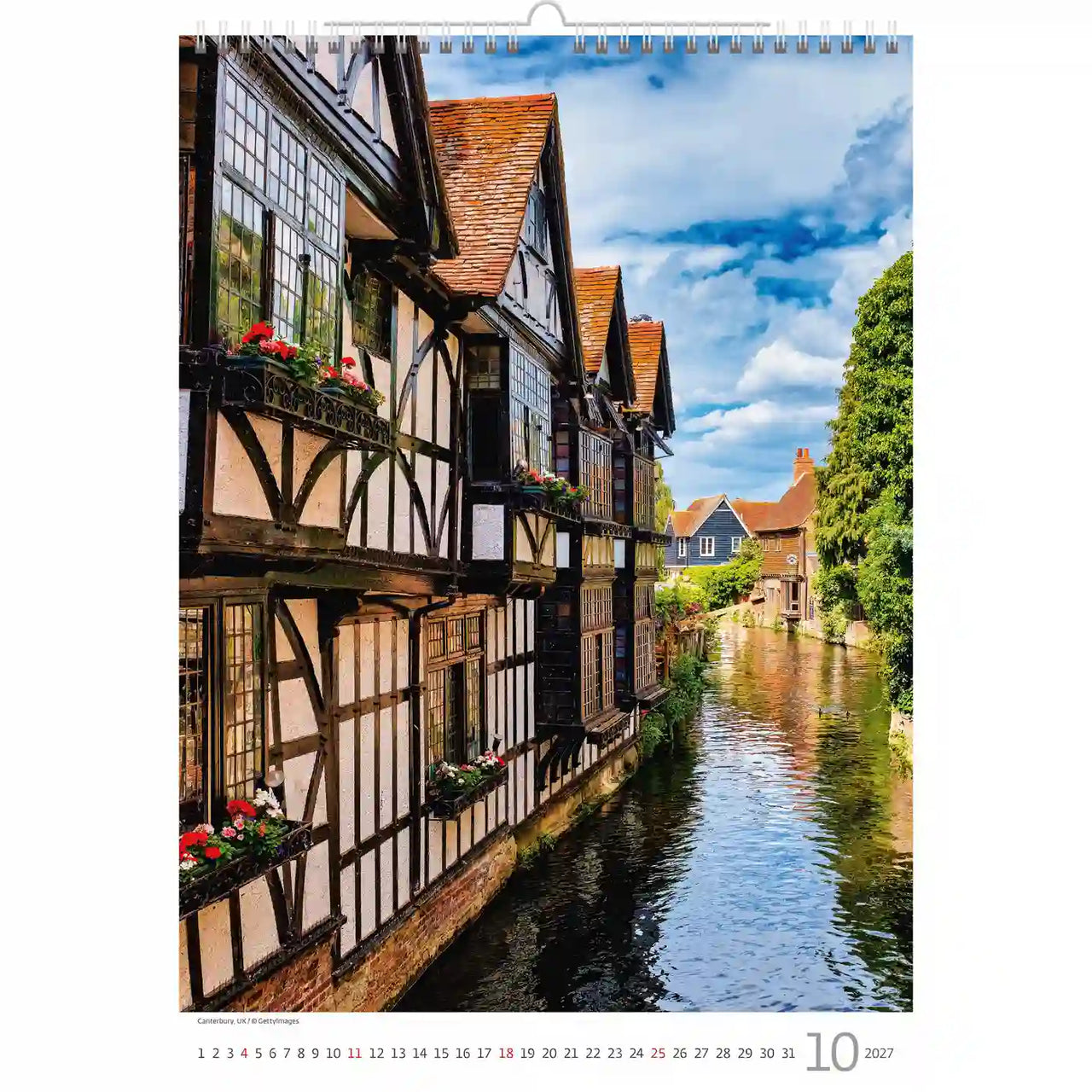 Kalender met uitzicht op een pittoresk stadje met vakwerkhuizen en een gracht.