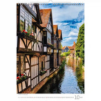 Kalender met uitzicht op een pittoresk stadje met vakwerkhuizen en een gracht.