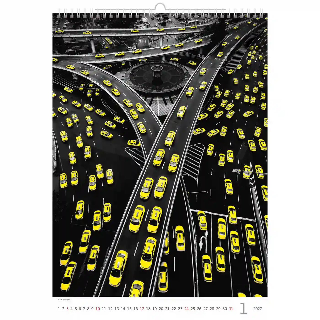 Kalender met een zwart-wit afbeelding van een stadsgezicht met gele auto's op wegen.