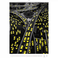 Kalender met een zwart-wit afbeelding van een stadsgezicht met gele auto's op wegen.