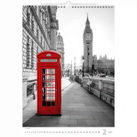 Rode telefooncel met de Big Ben op de achtergrond op een kalenderpagina.