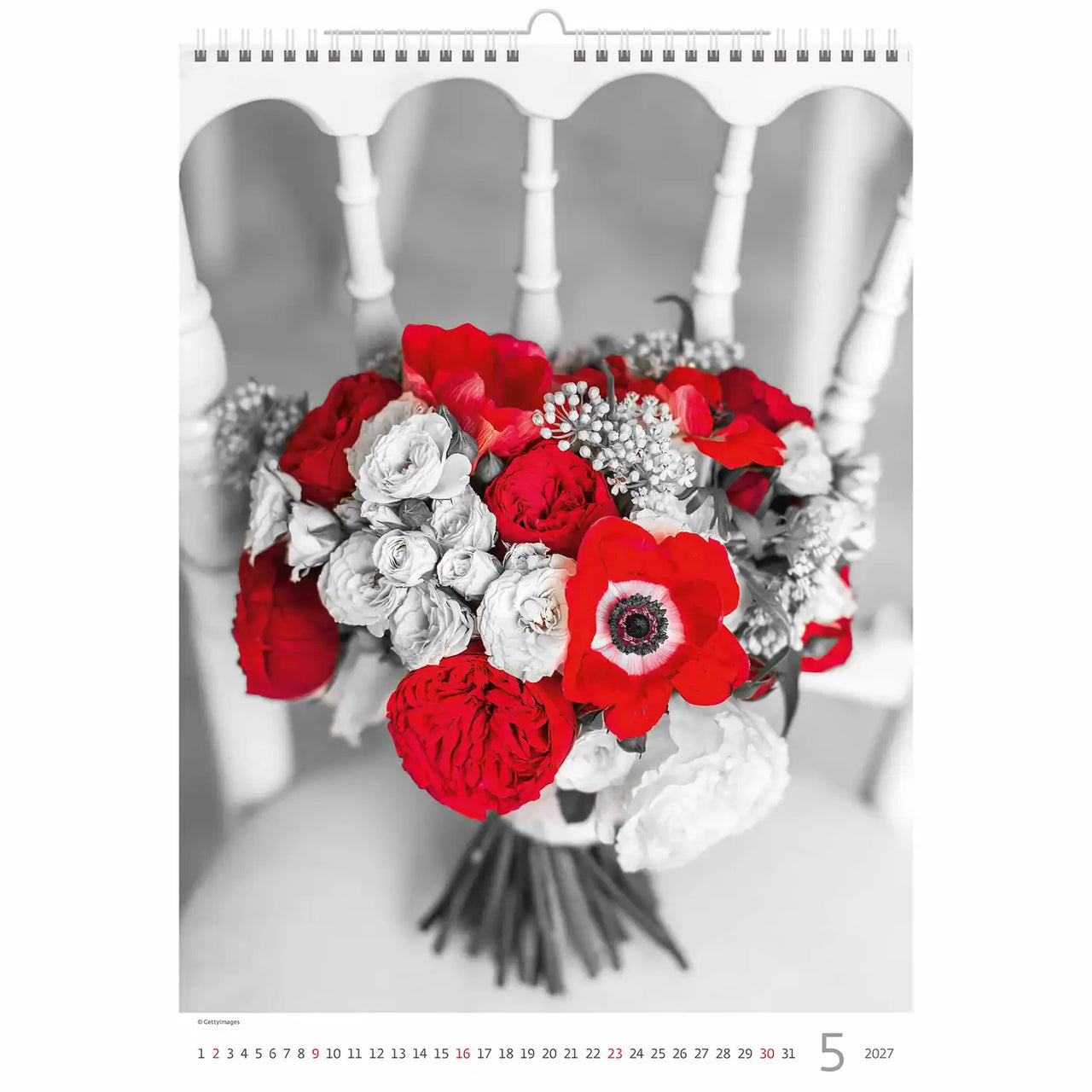 Bloemstuk met rode en witte bloemen op een kalenderpagina.