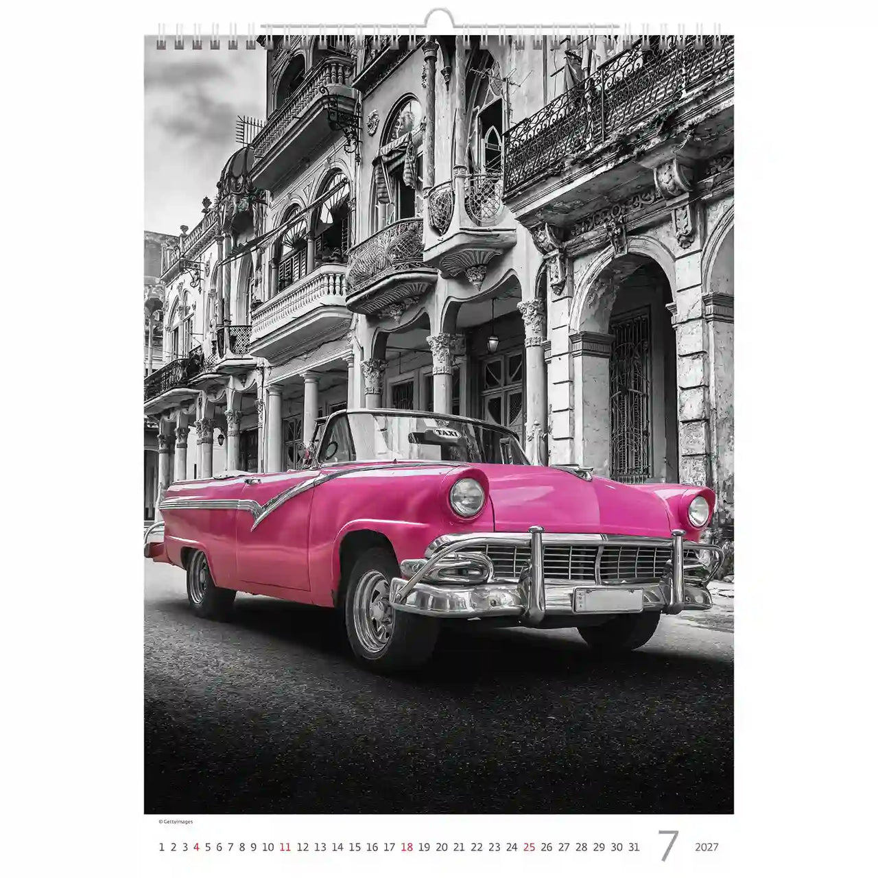 Roze oldtimers op een straat met zwart-witte gevels van gebouwen, kalenderpagina.