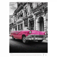 Roze oldtimers op een straat met zwart-witte gevels van gebouwen, kalenderpagina.