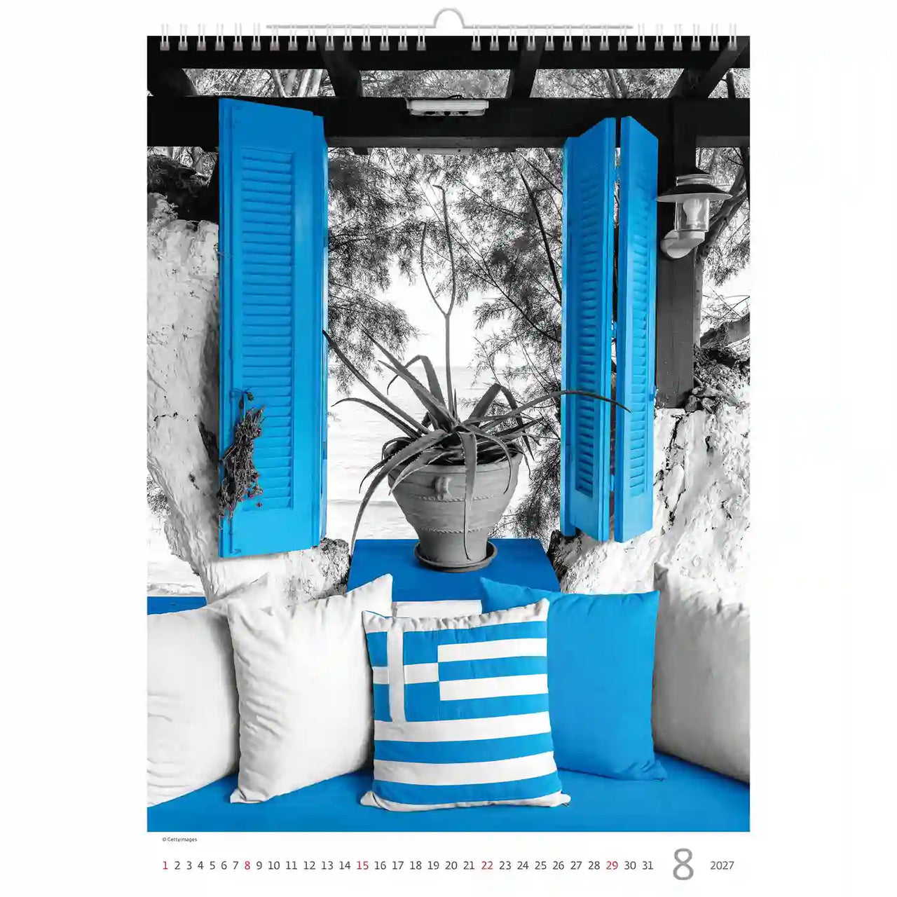 Kalenderpagina met een schilderachtig uitzicht op blauwe luiken, witte muren en een plantenpot.