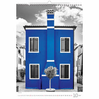 Kalenderpagina met een blauw gebouw en boom in een stadsomgeving