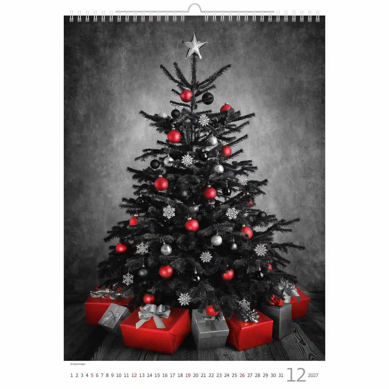 Versierde kerstboom met rode en zilveren versieringen op een gestructureerde achtergrond