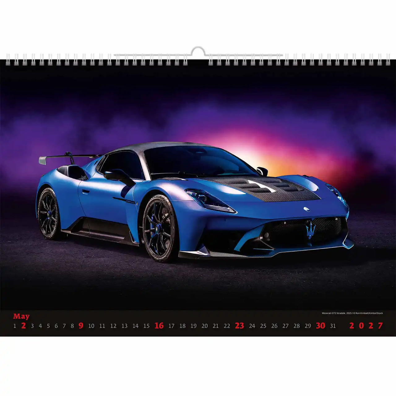 Blauwe sportwagen op een kalender met een kleurrijke achtergrond