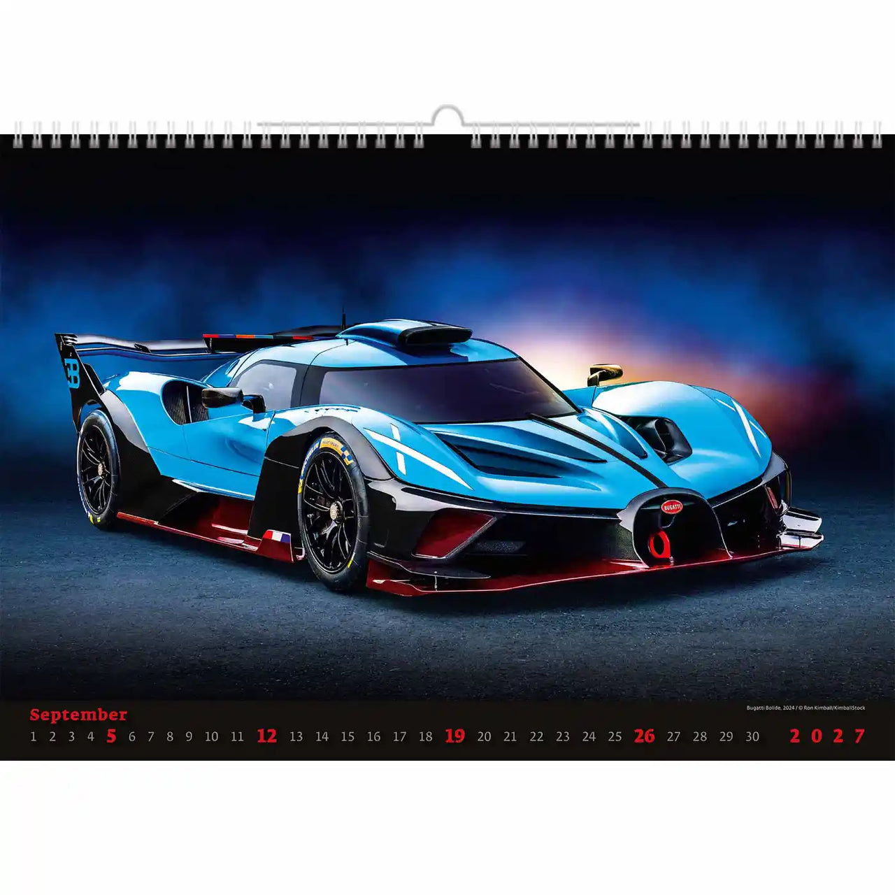 Kalender met een blauwe en zwarte sportwagen op een donkere achtergrond