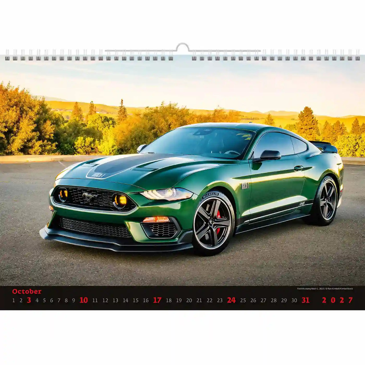 Groene sportwagen op een weg met een schilderachtige achtergrond, met een kalender indeling.