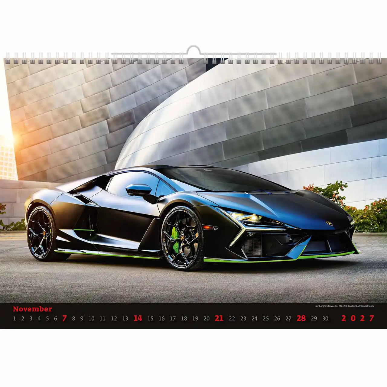 Kalender met een zwarte en blauwe sportwagen voor een modern gebouw