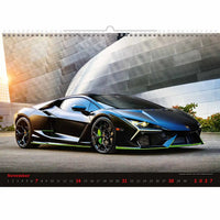Kalender met een zwarte en blauwe sportwagen voor een modern gebouw