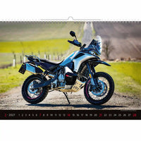 Motor op een onverharde weg met onderaan een kalender
