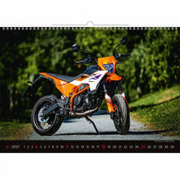 Oranje motorfiets op een weg met onderaan een kalender
