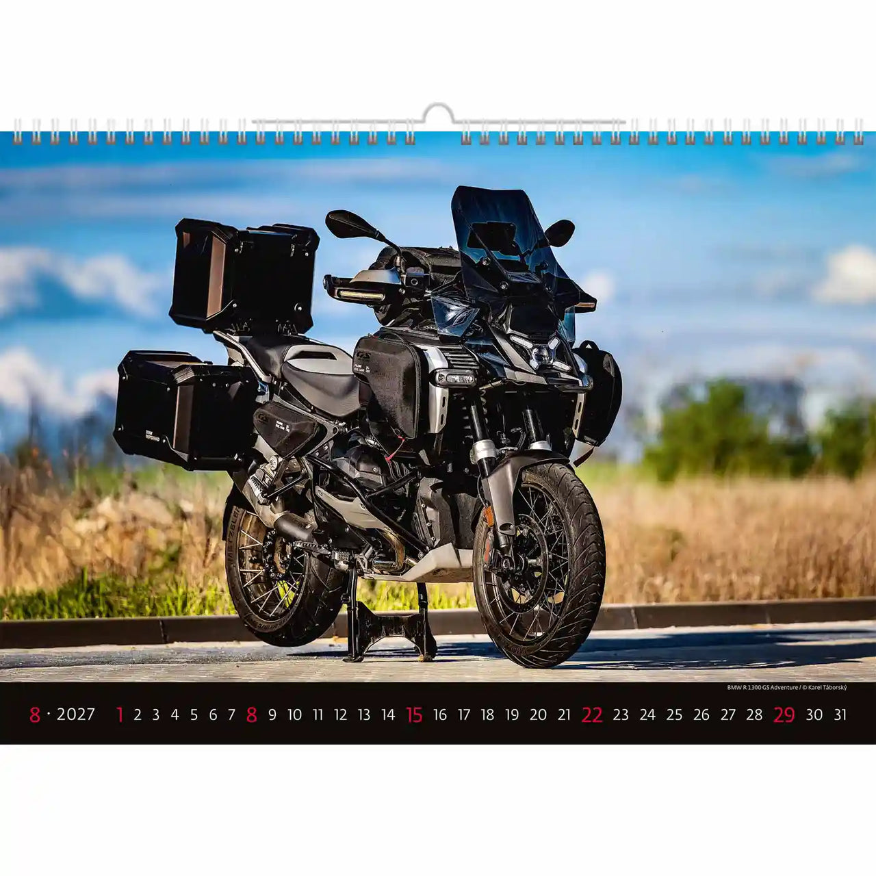 Motor met bagage op een schilderachtige achtergrond, met een kalender indeling.