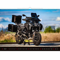 Motor met bagage op een schilderachtige achtergrond, met een kalender indeling.