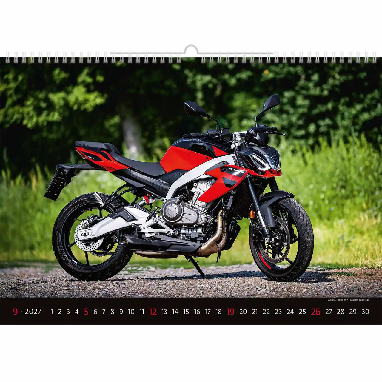 Motor op een weg met onderaan een kalender