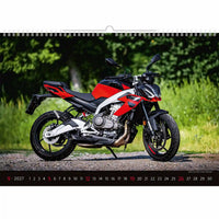 Motor op een weg met onderaan een kalender
