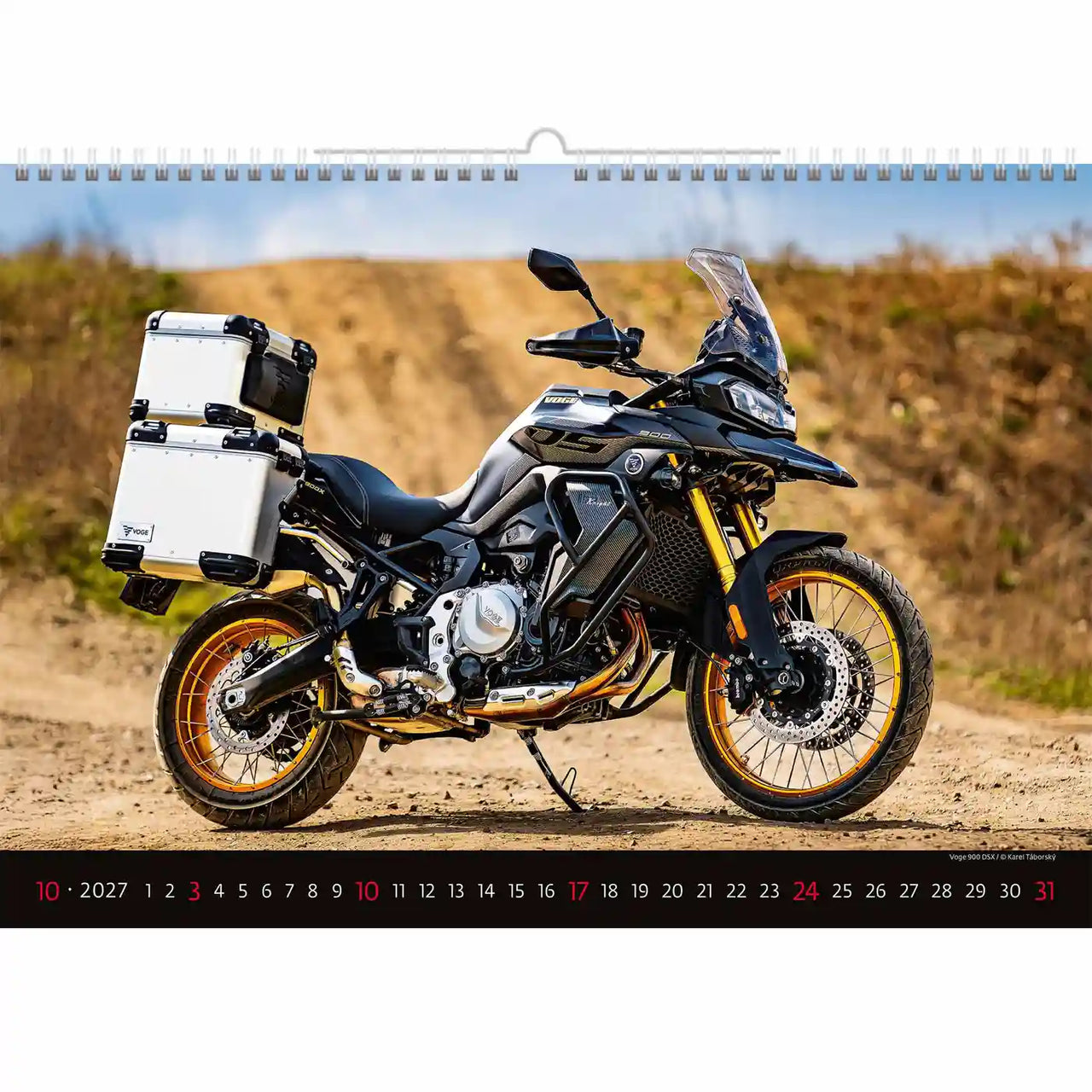Motor op een onverharde weg met een kalender op de voorgrond