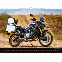 Motor op een onverharde weg met een kalender op de voorgrond