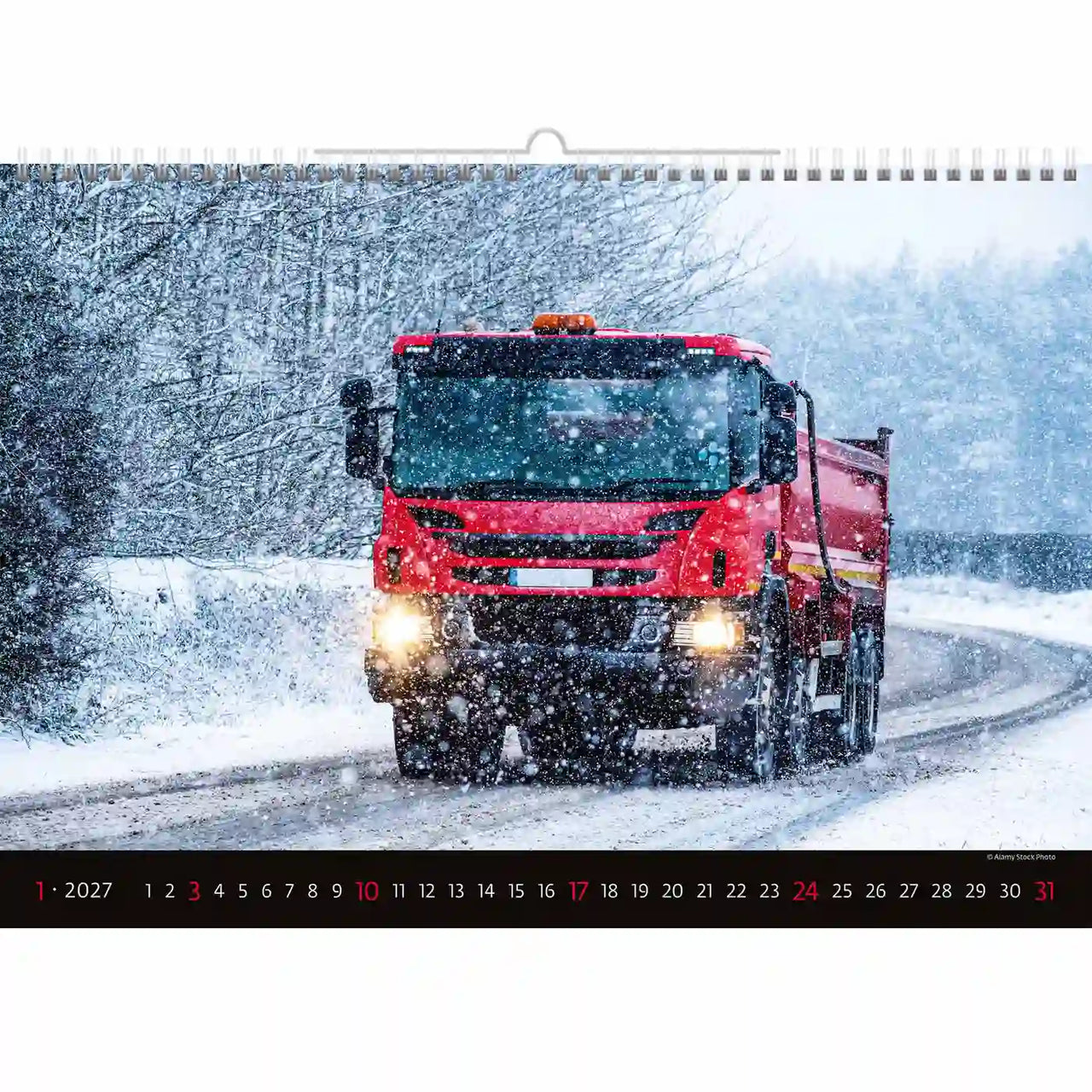 Rode vrachtwagen rijden op een besneeuwde weg met een kalender onderaan