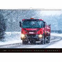Rode vrachtwagen rijden op een besneeuwde weg met een kalender onderaan