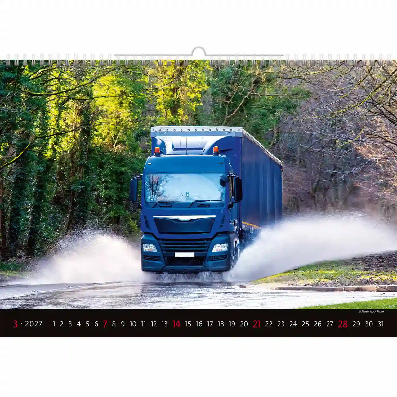 Blauwe vrachtwagen rijden op een natte weg met bomen aan weerszijden, kalender indeling onderaan.