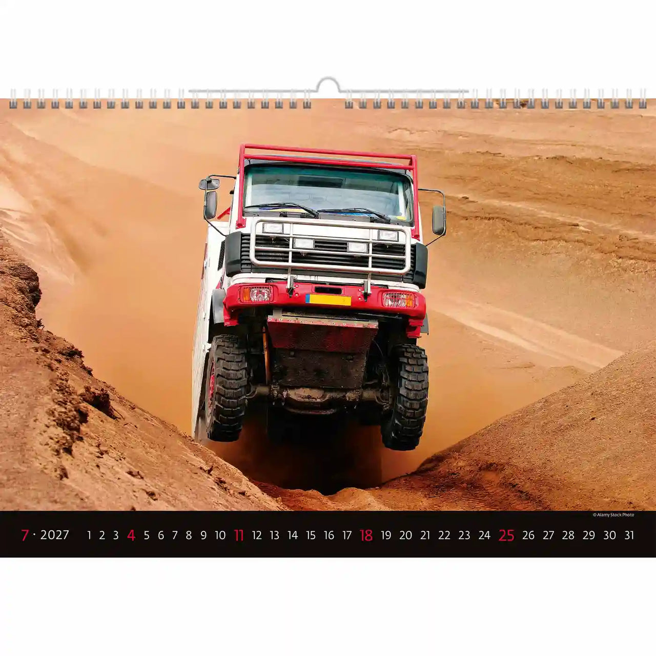Rode terreinwagen op een onverharde weg met onderaan een kalender