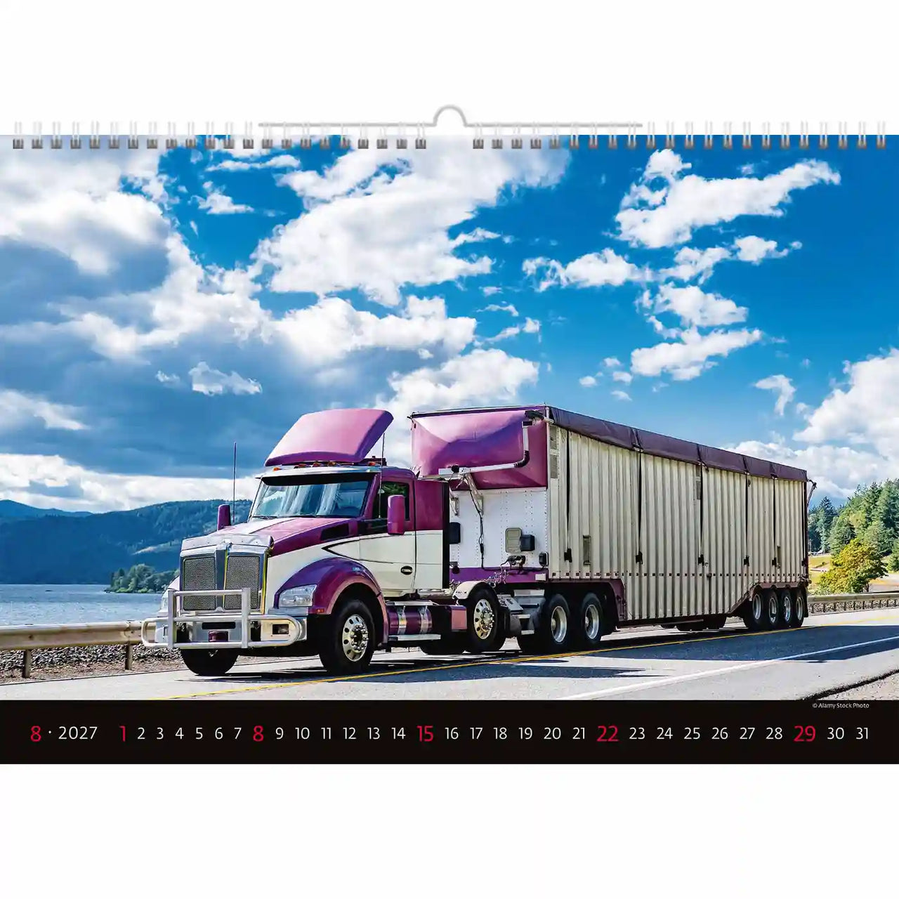 Vrachtwagen op een schilderachtige weg met bergen en blauwe lucht, met een kalender indeling.