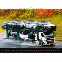 Kalender met een vrachtwagen die auto's vervoert op een weg met herfstbladeren op de achtergrond