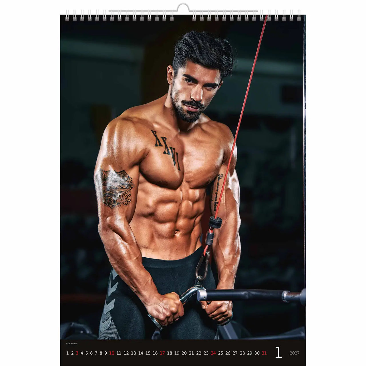 Gespierde man met tatoeages met een halter op een kalender