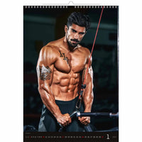 Gespierde man met tatoeages met een halter op een kalender