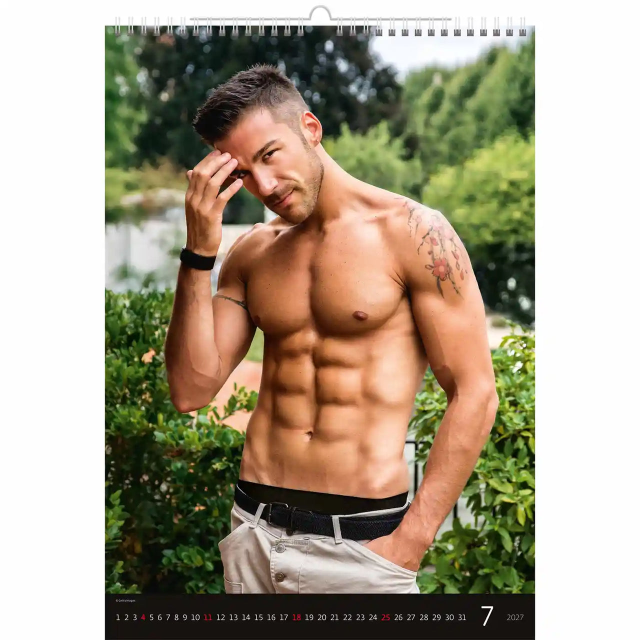 Man met een gespierde bouw buitenshuis, waarschijnlijk afkomstig van een kalender