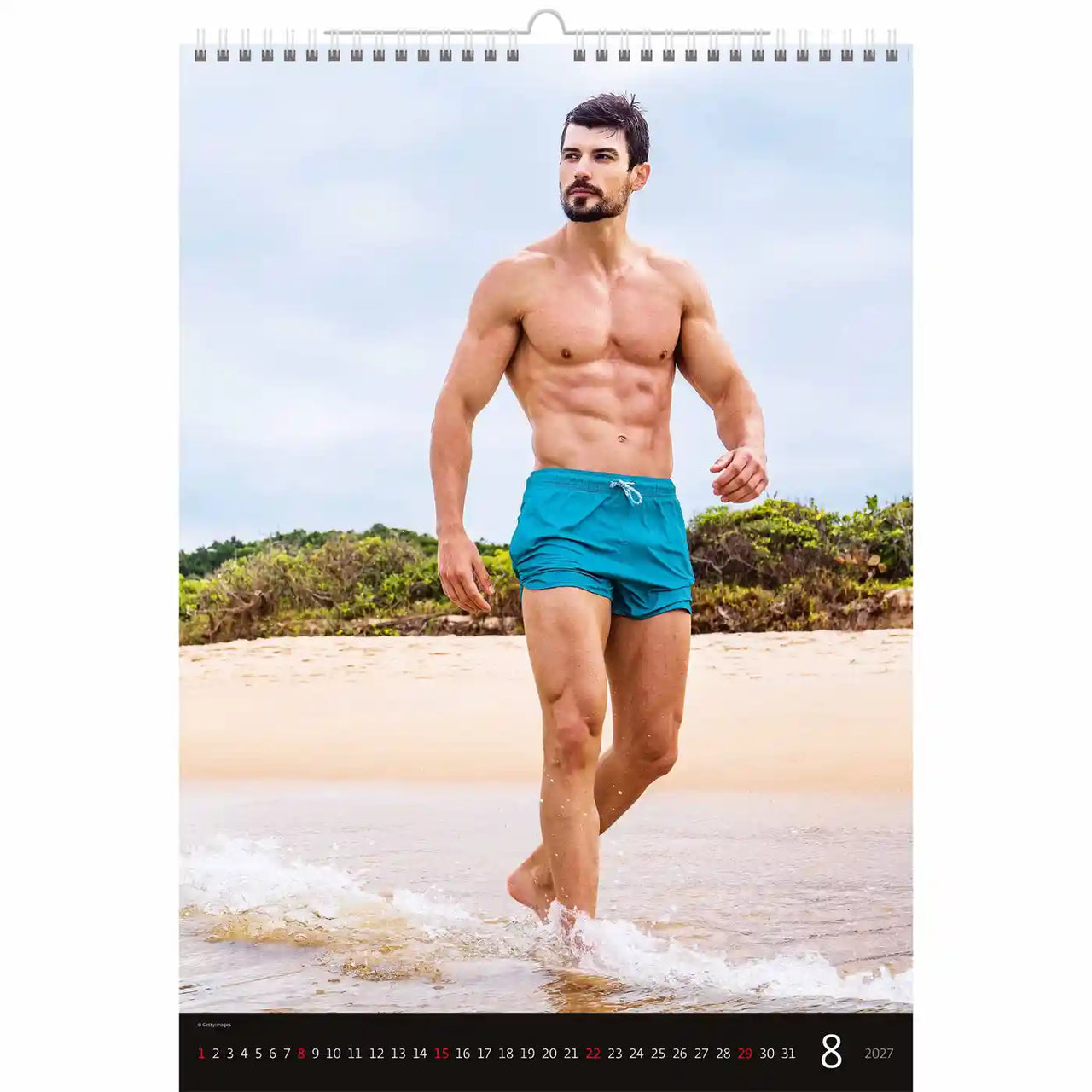 Man in blauwgroen zwembroek die op een strand loopt met een kalender indeling.