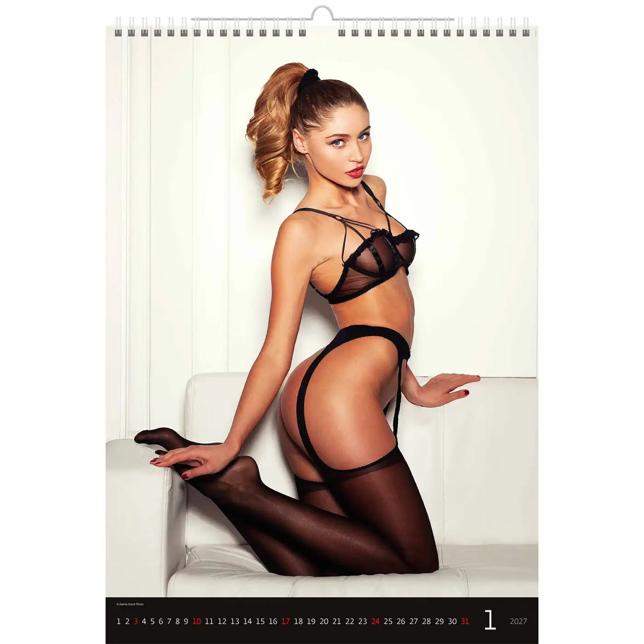 Kalenderpagina met een model in zwarte lingerie en kousen op een witte achtergrond