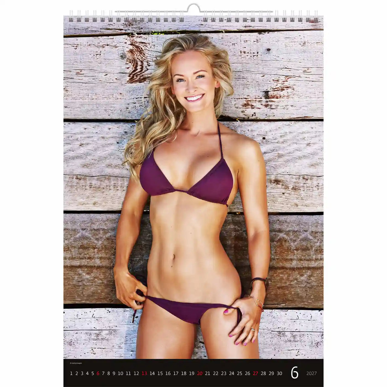Vrouw in een paarse bikini tegen een houten achtergrond op een kalenderpagina.