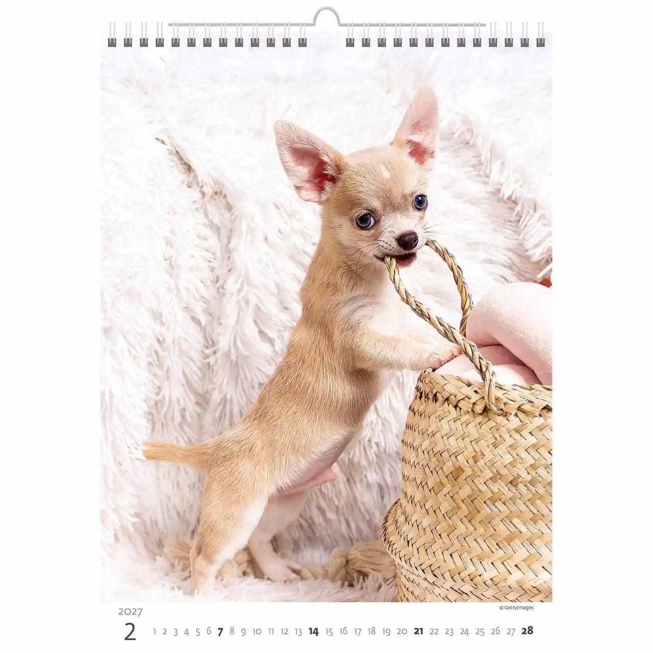 Hond die een mandje op een kalenderpagina vasthoudt