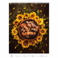 Kalender met een ontwerp van puppy's in een mand omgeven door zonnebloemen op een donkere achtergrond