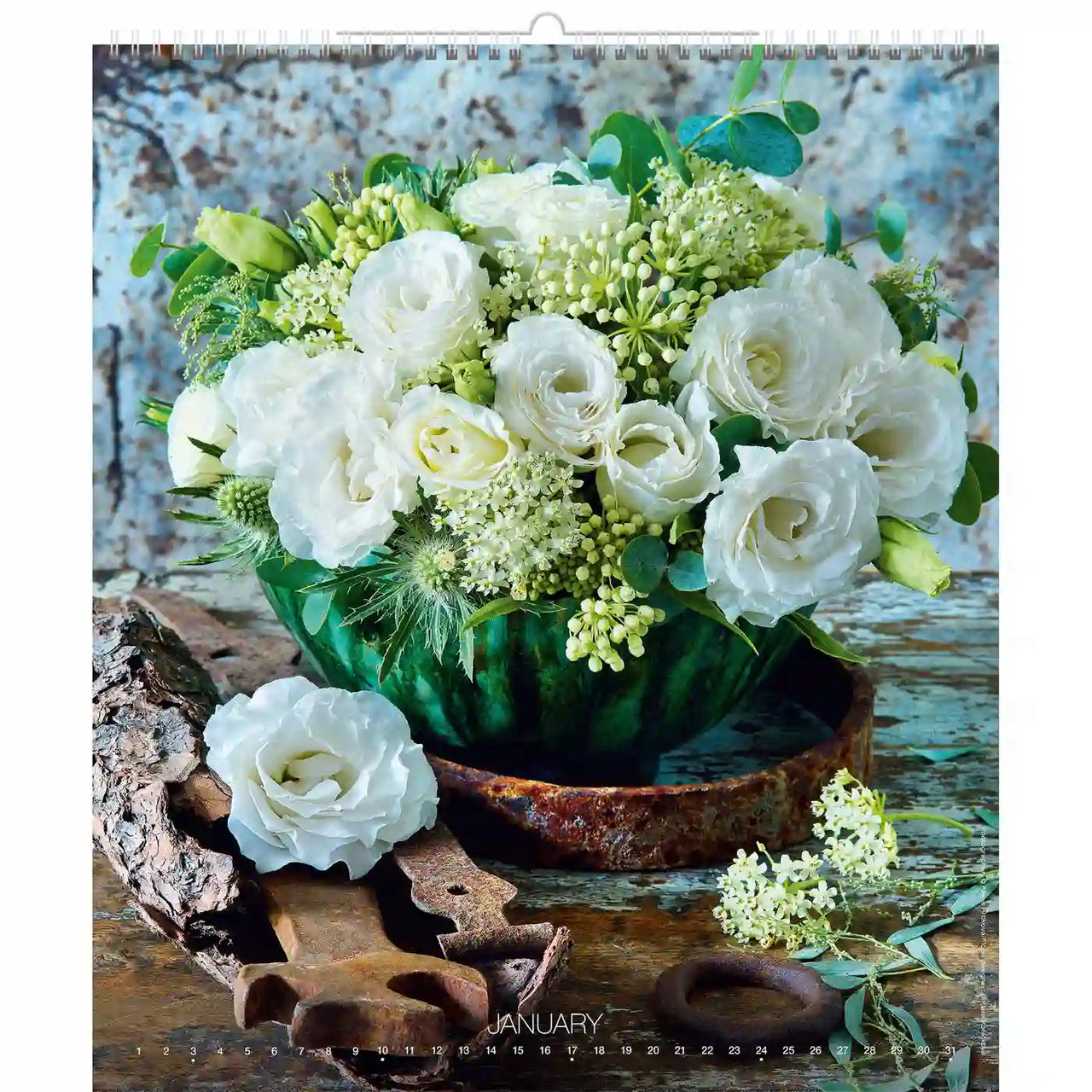 Arrangement floral avec des fleurs blanches et vertes dans un décor rustique, comportant le mot « janvier ».