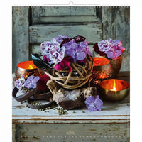 Nature morte décorative avec des fleurs, des bougies et une surface texturée