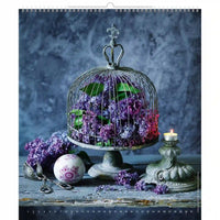 Page de calendrier décorative avec une cage à oiseaux remplie de fleurs et une bougie sur fond texturé.